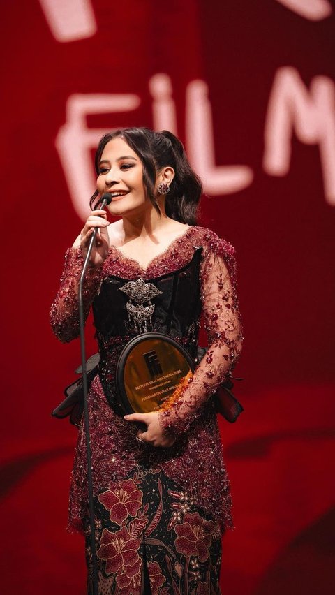 Dalam fotonya, Prilly memakai dress baby doll berwarna merah. Kedua orangtua prilly juga ikut berfoto bersama. Mereka memperlihatkan senyuman  ke arah kamera.<br>