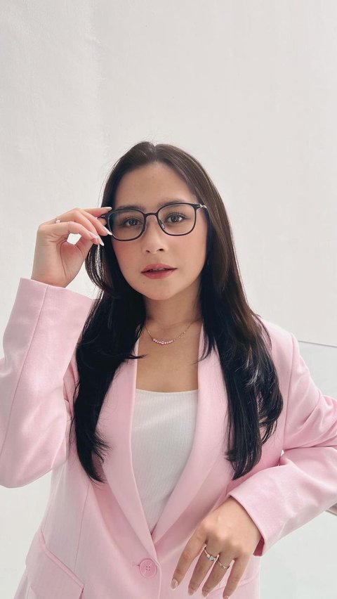 Prilly juga sempat menjalin hubungan dengan beberapa aktor Indonesia, seperti Aliando dan Maxime Bouttier.