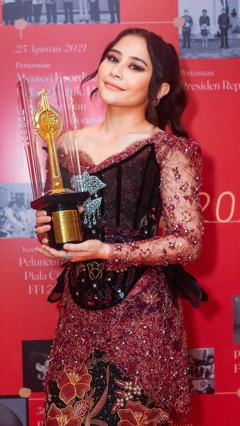 Thanks to her skill in the acting world, Prilly often receives awards, you know!