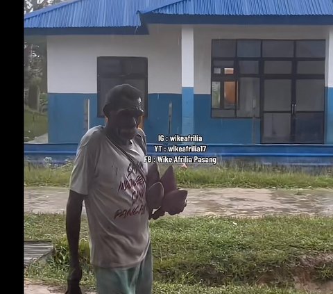 Viral Momen Haru Seorang Bapak Rela Hujan-hujanan demi Tukar Jantung Pisang dengan Mi Instan