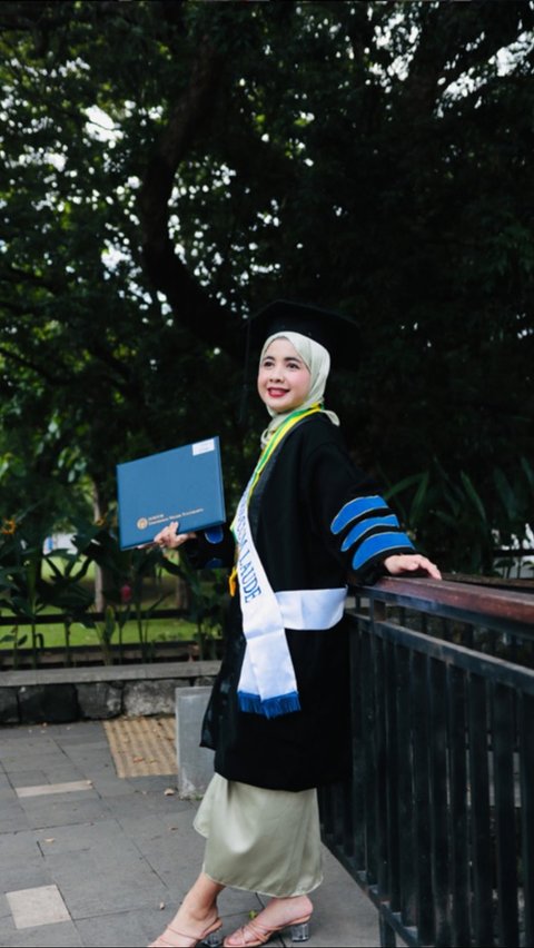 Zela lulus dengan predikat Summa Cumlaude lantaran berhasil mempertahankan IPK sempurna 4.00 sejak kuliah. Tugas akhirnya membahas soal Pengembangan Website Siaga Pendidikan Bencana (Sipena).