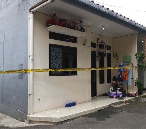 Suasana rumah yang menjadi lokasi pembunuhan empat orang anak di Jagakarsa, Jakarta, Kamis (7/12/2023). Garis polisi berwarna kuning tampak masih dipasang mengelilingi bangunan serta menyegel pintu masuk rumah tersebut.