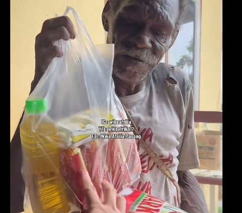 Viral Momen Haru Seorang Bapak Rela Hujan-hujanan demi Tukar Jantung Pisang dengan Mi Instan