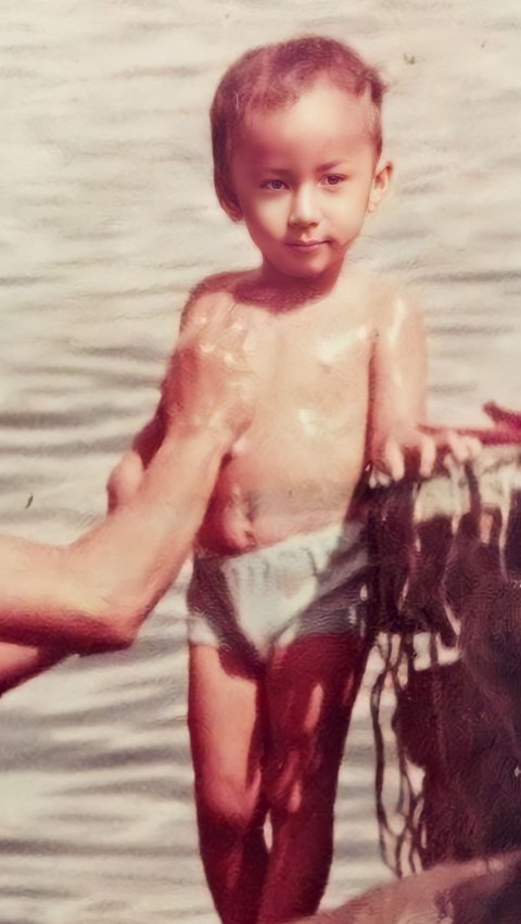 This is a picture of the Top Presenter's childhood, successfully hosting the Tonight Show, can you guess?