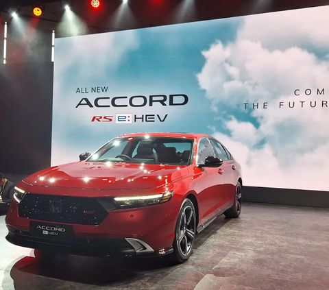 All New Honda Accord RS e:HEV tersedia dalam tiga warna: Platinum White Pearl, Crystal Black Pearl serta Ignite Red Metallic. Harganya Rp 959,9 juta (on the road Jakarta untuk nomor rangka 2024).