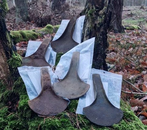 Discovery of Bronze Axes from 1,700 BC Turns Out Not for Cutting