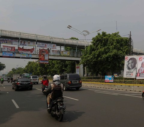 Menjelang Pemilu 2024, alat peraga kampanye (APK) bertebaran hampir di setiap sudut Jakarta. Hanya saja, pemasangan baliho, spanduk hingga poster yang tak semestinya malah merusak pemandangan.