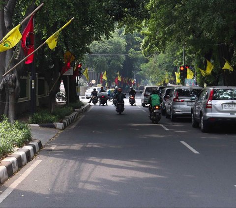 FOTO: Penampakan Spanduk dan Baliho Kampanye Bertebaran di Jakarta: Rusak Pemandangan hingga Langgar Aturan