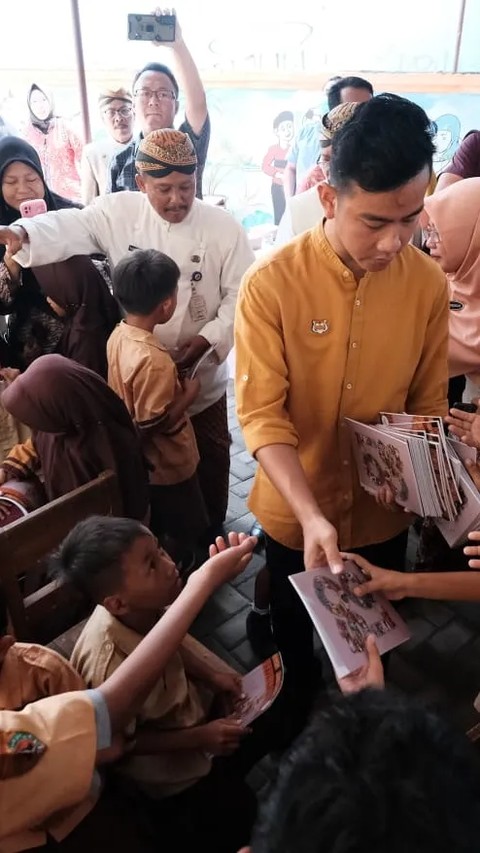 Kunjungi SD Gurawan Solo, Gibran Bagi-Bagi Buku, Beras hingga Borong Balon<br>