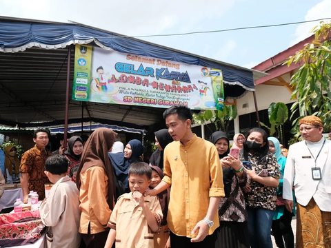 Kunjungi SD Gurawan Solo, Gibran Bagi-Bagi Buku, Beras hingga Borong Balon