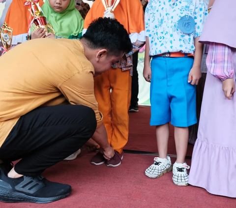 Seusai acara, Gibran yang keluar dari pintu sekolah sudah ditunggu puluhan ibu-ibu yang ingin bersalaman dan berswafoto.<br>