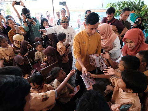 Kunjungi SD Gurawan Solo, Gibran Bagi-Bagi Buku, Beras hingga Borong Balon