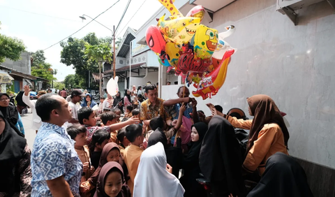 Dalam perjalanan ke mobil dinas, Gibran juga memborong balon hidrogen Pedagang Kaki Lima (PKL) untuk dibagikan kepada anak sekolah.