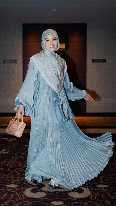 Beautiful Portrait of Natasha Rizky Wrapped in a Romantic Blue Syar'i Outfit