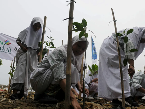 FOTO: Cegah Abrasi dan Kurangi Emisi Karbon, 5.000 Pohon Mangrove Ditanam di Muara Angke