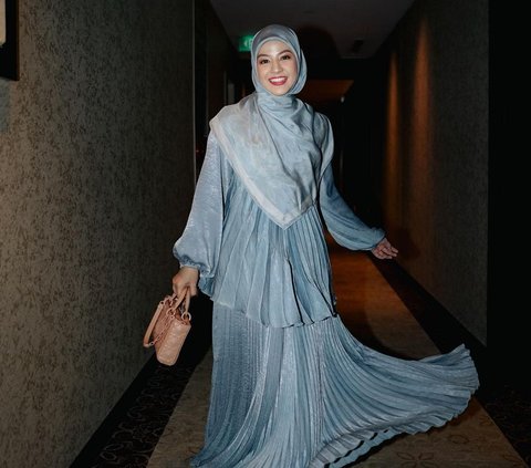 Potret Cantik Natasha Rizky Berbalut Outfit Syar'i Nuansa Romantic Blue