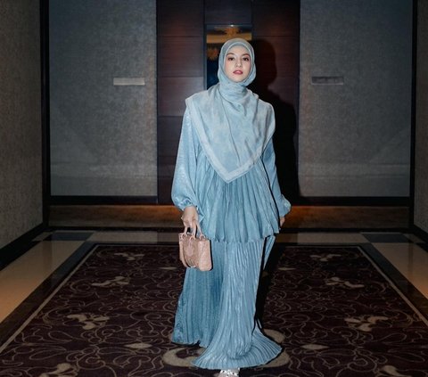 Potret Cantik Natasha Rizky Berbalut Outfit Syar'i Nuansa Romantic Blue