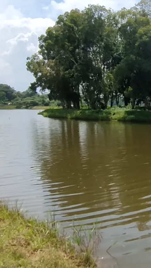 <b>Daya Tarik Situ Abidin di Bekasi,  dari Menikmati Sunset hingga Ziarah ke Makam Keramat </b>