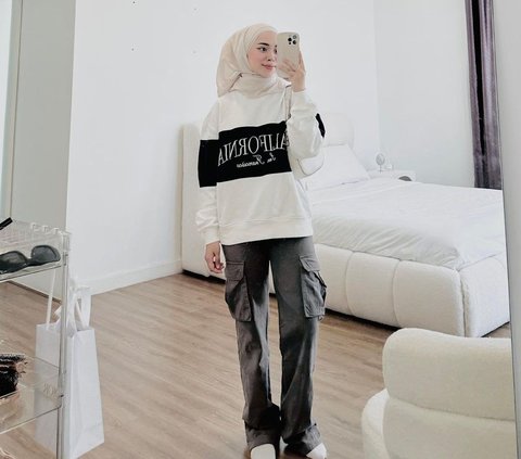 Mix and Match Celana Cargo dan Sweater, Cocok untuk Musim Hujan