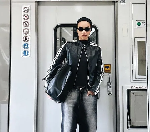 Traveling With Statement Outfit, Pilih Flare Jeans dan Jaket Kulit