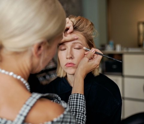 Trik Bersihkan Noda Makeup di Bulu Mata, Cukup Pakai 2 Produk