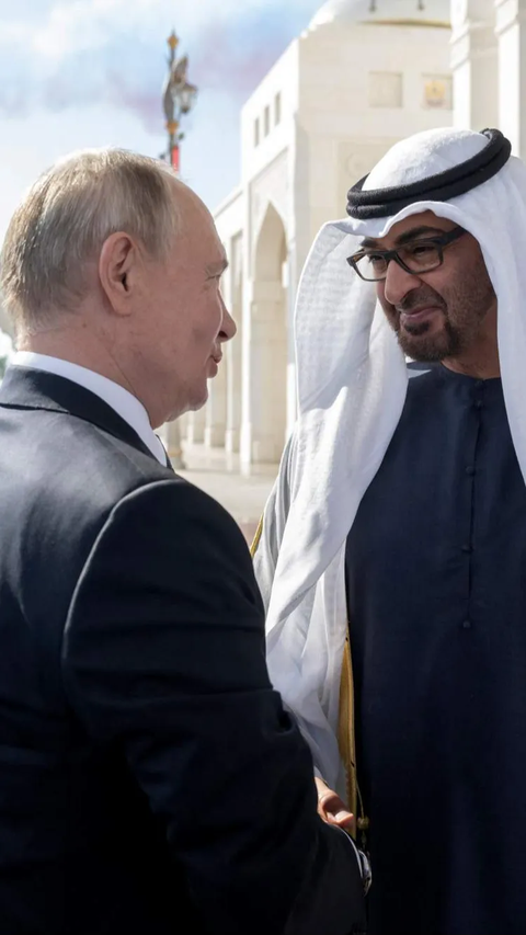 Setiba di Qasr Al Watan, Putin terlihat disambut Presiden Sheikh Mohamed bin Zayed Al Nahyan MbZ.