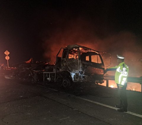 Truk Tangki Bermuatan Metanol Terbakar di Tol Jombang