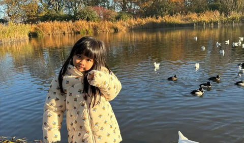 Syahnaz bersama keluarga menikmati momen jalan-jalan di London. Tampak mereka mengunjungi Regents Park.<br>