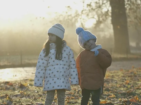 7 Potret Lucu Zayn dan Zunaira Anak Kembar Syahnaz Main Ice Skating saat Liburan di London, Gemesin Banget!