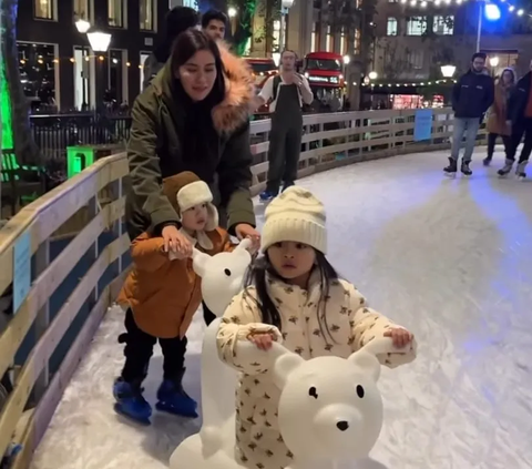 7 Potret Lucu Zayn dan Zunaira Anak Kembar Syahnaz Main Ice Skating saat Liburan di London, Gemesin Banget!