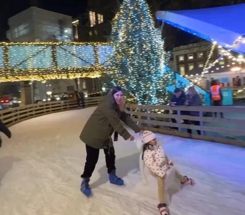 7 Potret Lucu Zayn dan Zunaira Anak Kembar Syahnaz Main Ice Skating saat Liburan di London, Gemesin Banget!