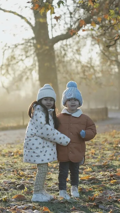 7 Potret Lucu Zayn dan Zunaira Anak Kembar Syahnaz Main Ice Skating saat Liburan di London, Gemesin Banget!