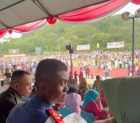 Ayahnya TNI, Momen Taruna Akmil Disuapi Makan oleh Sang Ibu Usai Wisuda Jadi Perhatian