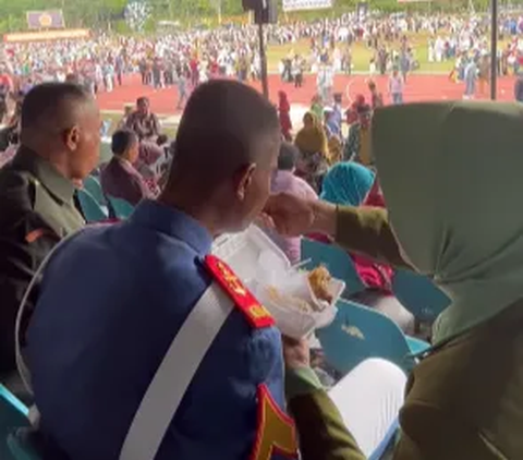 Ayahnya TNI, Momen Taruna Akmil Disuapi Makan oleh Sang Ibu Usai Wisuda Jadi Perhatian
