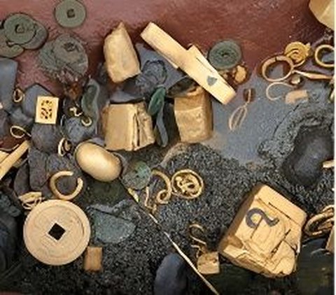 Proses Pengangkatan Kapal Kuno dari Dasar Sungai, Banyak Artefak dan Emas Harta Karun
