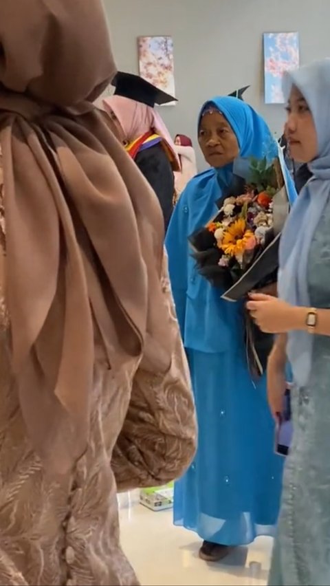 Hadiri Wisuda Cucu, Aksi Nenek Bawakan Bunga dan Tunggu di Depan Pintu Ini Curi Perhatian