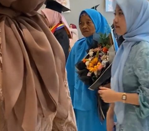 Hadiri Wisuda Cucu, Aksi Nenek Bawakan Bunga dan Tunggu di Depan Pintu Ini Curi Perhatian