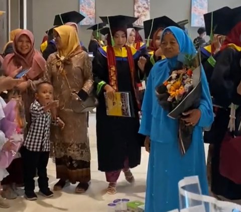 Hadiri Wisuda Cucu, Aksi Nenek Bawakan Bunga dan Tunggu di Depan Pintu Ini Curi Perhatian