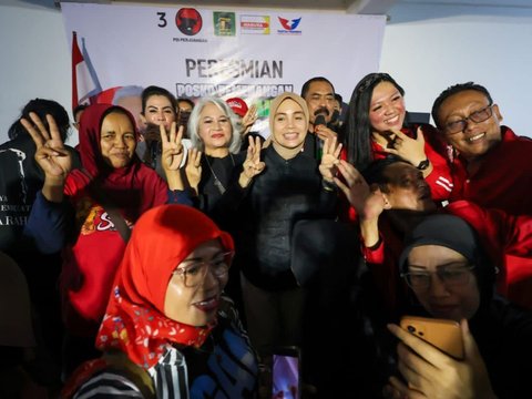 Momen Siti Atikoh Berjoget Dangdut Bersama Relawan Ganjar-Mahfud