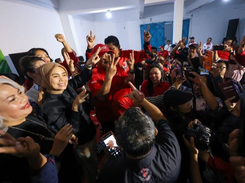 Momen Siti Atikoh Berjoget Dangdut Bersama Relawan Ganjar-Mahfud