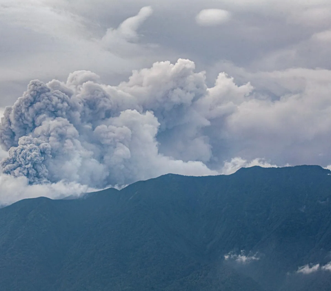 Gunung Marapi Erupsi 63 Kali sejak Minggu hingga Jumat Pagi