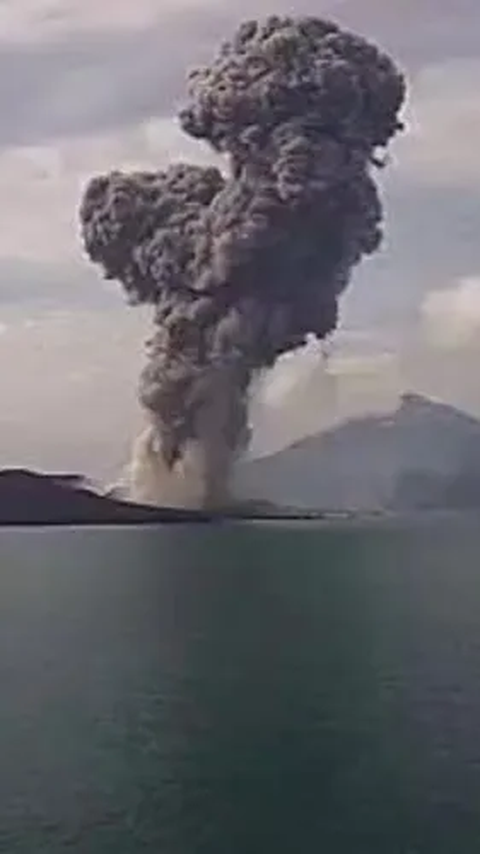 <b>Letusannya Diketahui Orang Belanda, Ini Fakta Menarik Gunung Krakatau yang Kembali Erupsi</b><br>