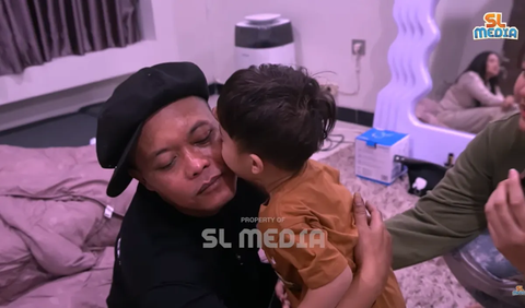 Tak berapa lama setelah bermain dengan sang anak, Sule kemudian pamit kepada anaknya, Adzam. Adzam tampak memeluk dan mencium pipi sang ayah.<br>