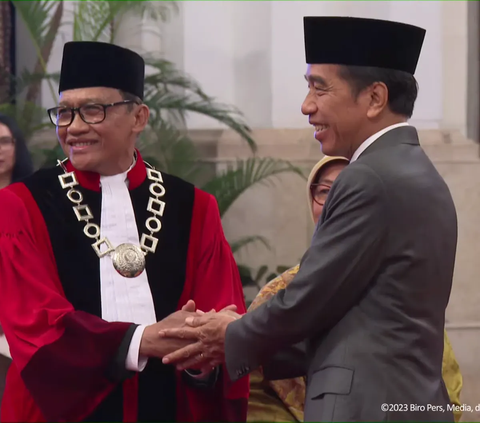 Jokowi Lantik Marthinus Hukom Jadi Kepala BNN, Ridwan Mansyur Jadi Hakim MK
