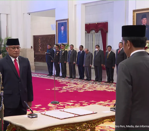 Jokowi Lantik Marthinus Hukom Jadi Kepala BNN, Ridwan Mansyur Jadi Hakim MK