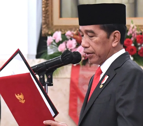 Jokowi Lantik Ridwan Mansyur Jadi Hakim Konstitusi