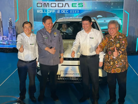 Ketua Dewan Pengarah TKN Prabowo-Gibran Belanja 12 Mobil Listrik Omoda E5 Made in Bekasi