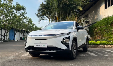 Dukungan nyata pemerintah dengan memesan 12 unit Omoda E5 diharapkan dapat menjadi stimulus konsumen otomotif Indonesia memiliki mobil futuristik ini.<br>