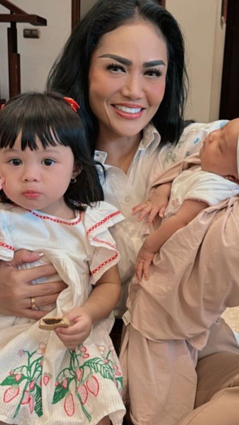 Krisdayanti seems to be very happy with the presence of her two beautiful grandchildren, Ameena and Azura.