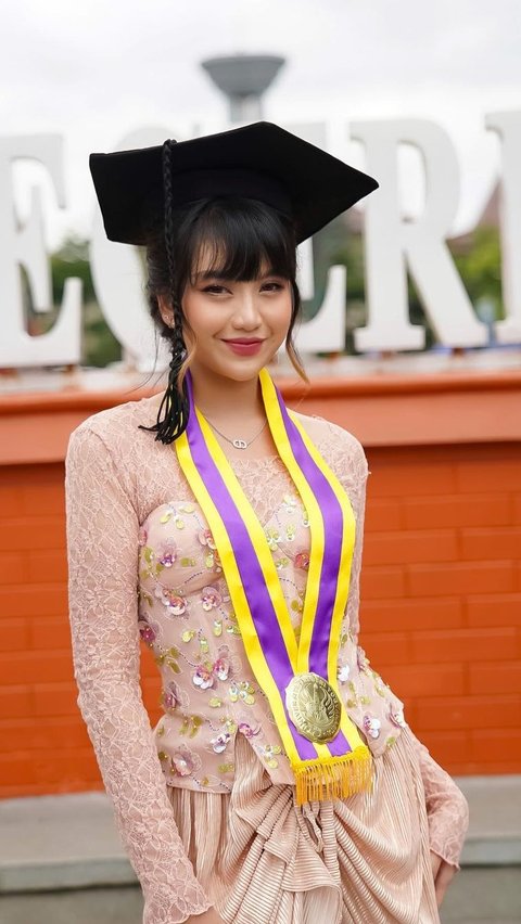 Portrait of Ghea Indrawari's Gemas Kebaya Style during Graduation